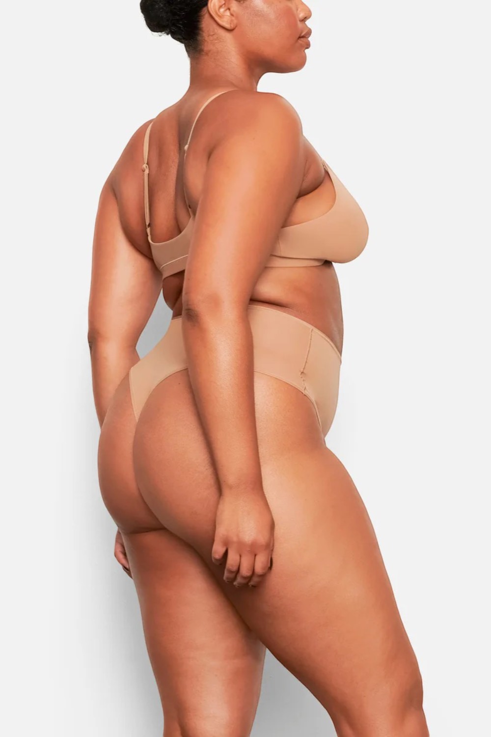 תמונת כל הלוק של HIGH-WAISTED THONG